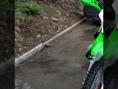 250 cc motosiklet, sağlam şasi tasarımı ve güçlü lastikler ve süspansiyon sistemi, zarif görünüm